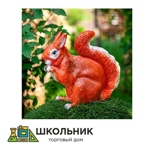 Чучело белки с шишкой
